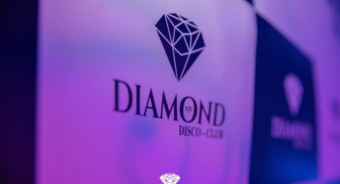 pared morada con logo diamond